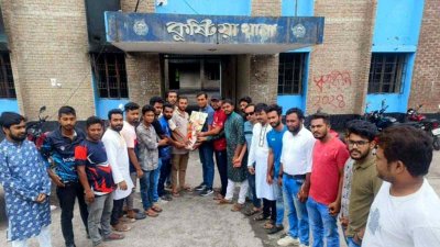 ওসিকে ফুলেল শুভেচ্ছা জানান শিক্ষার্থীরা