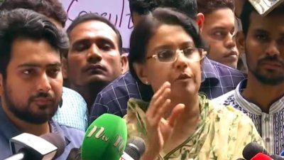 সাংবাদিকদের সঙ্গে কথা বলছেন সৈয়দা রিজওয়ানা হাসান