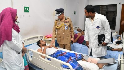 হাসপাতালে ভর্তি আহত পুলিশ সদস্যদের খোঁজ-খবর নিচ্ছেন আইজিপি মো. ময়নুল ইসলাম