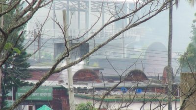 কারাগার এলাকায় আগুনের ধোঁয়া দেখা গেছে