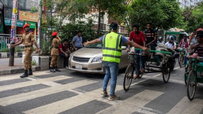 ট্রাফিক নিয়ন্ত্রণ করছেন শিক্ষার্থীরা