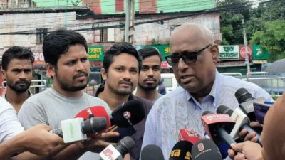 সাংবাদিকদের সঙ্গে কথা বলেন ফাহিম