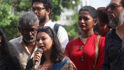 শহীদ মিনারে শিল্পীরা, চাইলেন সৃষ্টির স্বাধীনতা
