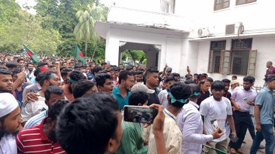 হাইকোর্ট চত্বর ছেড়ে যাচ্ছেন শিক্ষার্থীরা (ছবি: সাদ্দিফ অভি)