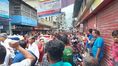 আওয়ামী লীগ সভাপতি শেখ হাসিনাকে দেশত্যাগে বাধ্য করার প্রতিবাদে এবং তাকে দেশে ফিরিয়ে আনতে বরগুনায় বিক্ষোভ করেছেন আওয়ামী লীগের নেতাকর্মীরা