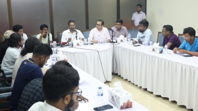 আন্দোলনের সমন্বয়কদের সঙ্গে চট্টগ্রাম জেলা প্রশাসনের কর্মকর্তাদের মতবিনিময় সভা