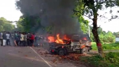 গোপালগঞ্জে সেনাবাহিনীর একটি গাড়ি ভাঙচুর করে আগুন দিয়েছেন আওয়ামী লীগের নেতাকর্মীরা