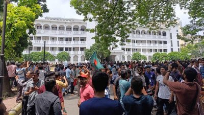 সুপ্রিম কোর্টের অ্যানেক্স ভবনের সামনে আন্দোলনকারীরা (ছবি: সাদ্দিফ অভি)
