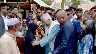 শহীদ আবু সাইদের বাবা-মাকে সান্ত্বনা দেন  প্রধান উপদেষ্টা অধ্যাপক ড. মুহাম্মদ ইউনূস