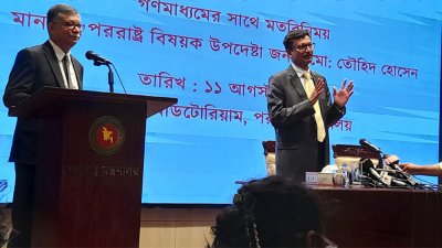 সংবাদ সম্মেলনে পররাষ্ট্র উপদেষ্টা মো. তৌহিদ হোসেন