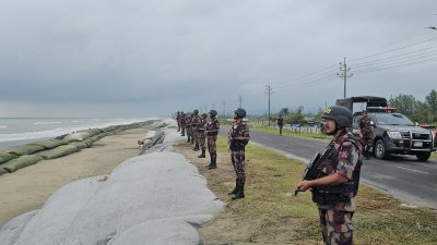 রোহিঙ্গা অনুপ্রবেশ ঠেকাতে টেকনাফ মেরিন ড্রাইভে সতর্ক অবস্থানে বিজিবি