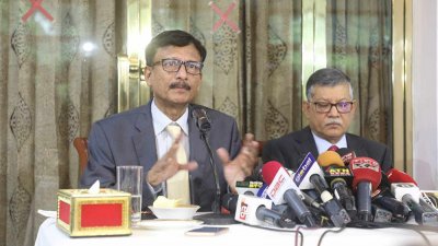 কূটনীতিকদের সঙ্গে বৈঠক শেষে সাংবাদিকদের সঙ্গে কথা বলছেন পররাষ্ট্র উপদেষ্টা মো. তৌহিদ হোসেন, ছবি: নাসিরুল ইসলাম