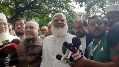 সাংবাদিকদের সঙ্গে কথা বলছেন জামায়াতের আমির ডা. শফিকুর রহমান