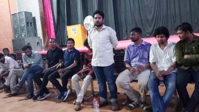 বৈঠকে বক্তব্য দিচ্ছেন উপদেষ্টা নাহিদ ইসলাম