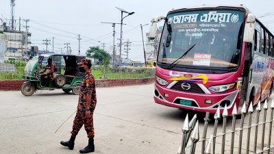 সড়কের শৃঙ্খলা এখনও ছাত্র-জনতার হাতে (ছবি: বাংলা ট্রিবিউন)