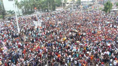 বিক্ষোভ সমাবেশে আন্দোলনকারীরা