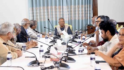 প্রধান উপদেষ্টা ড. মুহাম্মদ ইউনূসের সঙ্গে তার বাসভবন যমুনায় মতবিনিময় অনুষ্ঠানে বিএনপির স্থায়ী কমিটির সদস্যরা। ছবি: পিআইডি