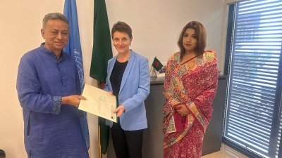 জাতিসংঘের আবাসিক সমন্বয়কারীর হাতে চিঠি তুলে দেন আমির খসরু মাহমুদ চৌধুরী ও শামা ওবায়েদ