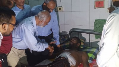 বৈষম্যবিরোধী ছাত্র আন্দোলন চলাকালে আহত ব্যক্তিদের দেখতে ঢাকা মেডিক্যালে যান মঈন খান