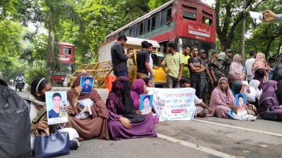 প্রধান উপদেষ্টার বাসভবনের সামনে নিখোঁজদের স্বজনরা রাস্তা বন্ধ করে বিক্ষোভ করেন (ছবি: আরমান ভূঁইয়া)
