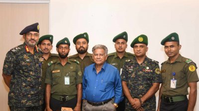 স্বরাষ্ট্র উপদেষ্টার সঙ্গে সাক্ষাৎ করেন আনসারের ডিজি এবং আন্দোলনকারীদের সমন্বয়করা