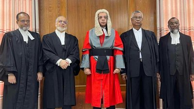 প্রধান বিচারপতির সঙ্গে নতুন চার বিচারপতি
