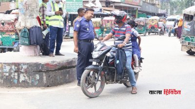 কুড়িগ্রাম শহরের শাপলা চত্বরে দায়িত্বরত পুলিশ (ছবি: বাংলা ট্রিবিউন)