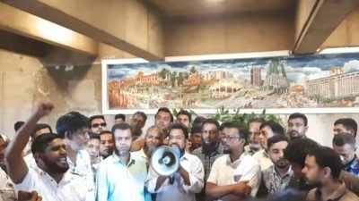 ডিএসসিসির নগর ভবনের দ্বিতীয় তলায় বিক্ষোভ কর্মসূচি পালন করেন বিক্ষুব্ধ কর্মকর্তা ও কর্মচারীরা
