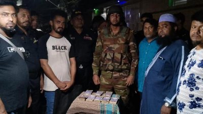 উদ্ধারকৃত অর্থ নিয়ে যাচ্ছেন সেনা কর্মকর্তারা (ফাইল ছবি)