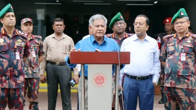বক্তব্য দিচ্ছেন স্বরাষ্ট্র উপদেষ্টা ব্রিগেডিয়ার জেনারেল (অব.) এম সাখাওয়াত হোসেন