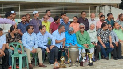 আবাহনীর প্রাঙ্গণে সাবেক খেলোয়াড় ও সংগঠকরা