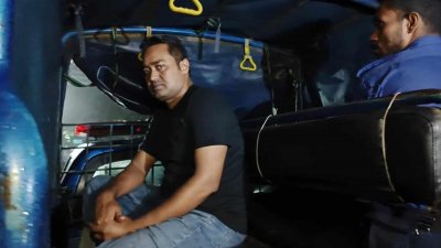 নিজাম উদ্দিন হাজারীর ব্যক্তিগত সহকারী ফরিদ মানিক ভারতে পালিয়ে যাওয়ার সময় গত সোমবার আখাউড়ায় পুলিশের হাতে গ্রেফতার