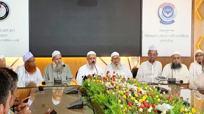 ব্রাহ্মণবাড়িয়া প্রেসক্লাবে সাংবাদিকদের সঙ্গে মতবিনিময় সভা করেছেন হেফাজতের মহাসচিব