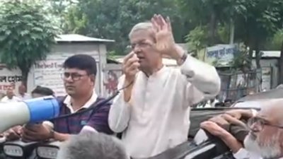 সৈয়দপুরে নেতাকর্মীদের উদ্দেশে বক্তব্য দেন মির্জা ফখরুল ইসলাম আলমগীর