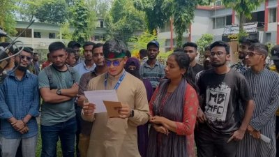 মৌলভীবাজার সরকারি কলেজের অধ্যক্ষের পদত্যাগের দাবিতে বিক্ষোভ করেন শিক্ষার্থীরা