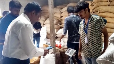 বাজারে শিক্ষার্থীদের অভিযান