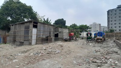রাতারাতি তোলা হয়েছে টিনশেডের ঘর, টাঙানো হয়েছিল ব্যানারও (ছবি: বাংলা ট্রিবিউন)