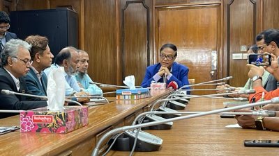 আজ প্রথম দিন কার্যালয়ে গভর্নর ড. আহসান এইচ মনসুর