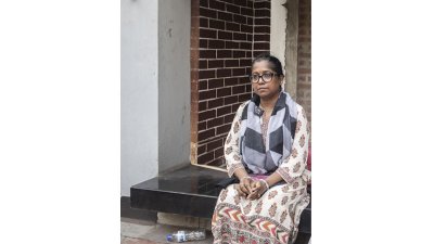 হামলার আগে বঙ্গবন্ধুর ৩২ নম্বরের বাড়িতে রোকেয়া প্রাচী (ছবি: সাজ্জাদ হোসেন)