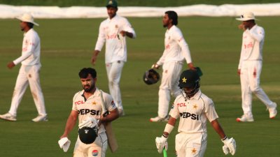 বাংলাদেশকে চাপে রেখেছে পাকিস্তানের দল