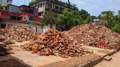 রাজশাহীতে বিশ্ববরেণ্য চলচ্চিত্রকার ঋত্বিক কুমার ঘটকের পৈতৃক বাড়িটি ভেঙে গুঁড়িয়ে দেওয়া হয়েছে