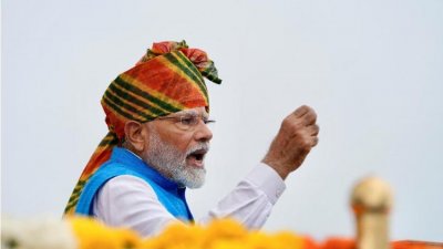 দিল্লির লাল কেল্লা থেকে জাতির উদ্দেশে ভাষণ দিচ্ছেন প্রধানমন্ত্রী নরেন্দ্র মোদি। ছবি: এপি