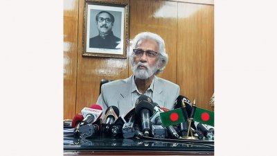গণমাধ্যমের সঙ্গে কথা বলছেন স্থানীয় সরকার, পল্লী উন্নয়ন ও সমবায় উপদেষ্টা এ এফ হাসান আরিফ