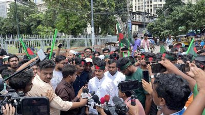 সাংবাদিকদের সঙ্গে কথা বলছেন বৈষম্যবিরোধী ছাত্র আন্দোলনের সমন্বয়ক সারজিস আলম