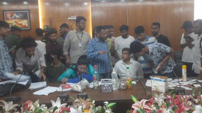 ঢামেক হাসপাতালে বিভিন্ন অনিয়মের অভিযোগে দুই ওয়ার্ড মাস্টারসহ পাঁচ জনকে আটক করেছেন বৈষম্যবিরোধী শিক্ষার্থীরা
