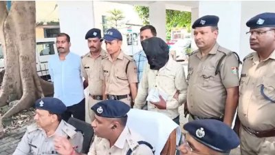 অভিযুক্তকে গ্রেফতারের সময়কার ছবি: এনডিটিভি