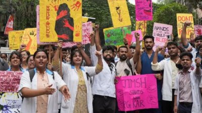 চিকিৎসককে ধর্ষণ ও হত্যার জেরে বিক্ষোভে উত্তাল ভারত। ছবি: পিটিআই