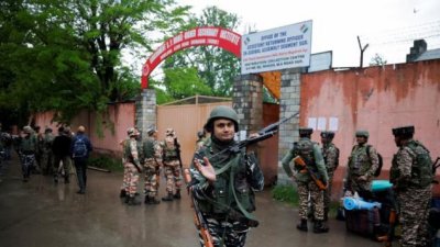 সাধারণ নির্বাচনের চতুর্থ ধাপের আগে শ্রীনগরে নিরাপত্তা জোরদার করা হয়। ছবি: রয়টার্স।