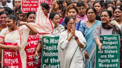 ধর্ষণ-হত্যায় দোষীদের ফাঁসির দাবিতে মিছিল-সমাবেশ করেছেন পশ্চিমবঙ্গের মুখ্যমন্ত্রী মমতা বন্দ্যোপাধ্যায়। ছবি: পিটিআই।