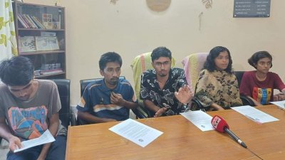 সংবাদ স্মমেলন করে পদত্যাগ করেন তারা